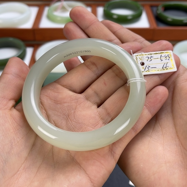 和田玉手镯未镶嵌云**