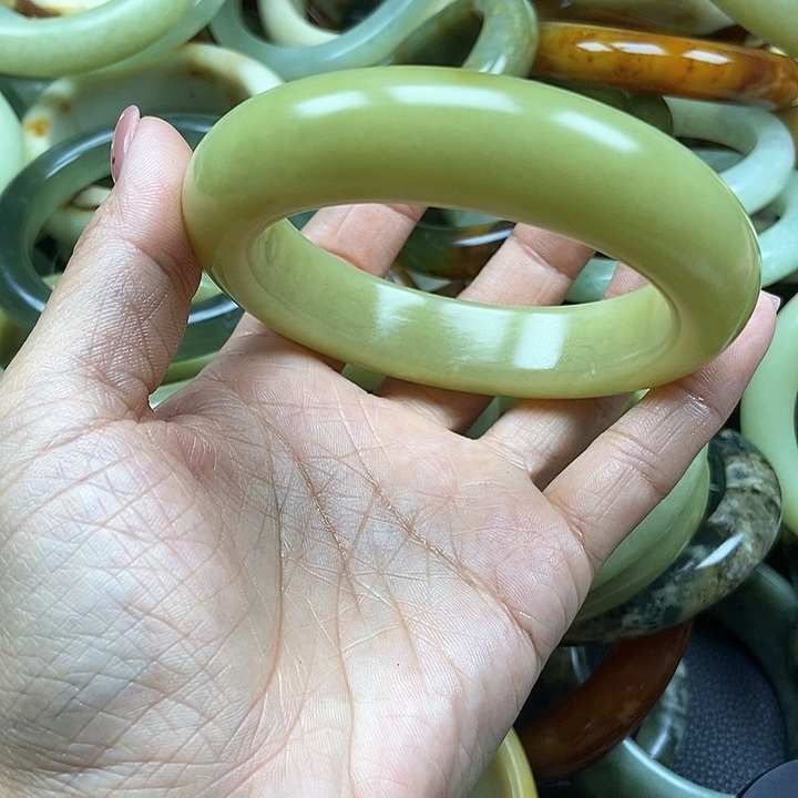 皮***妈透闪石质玉手镯未镶嵌