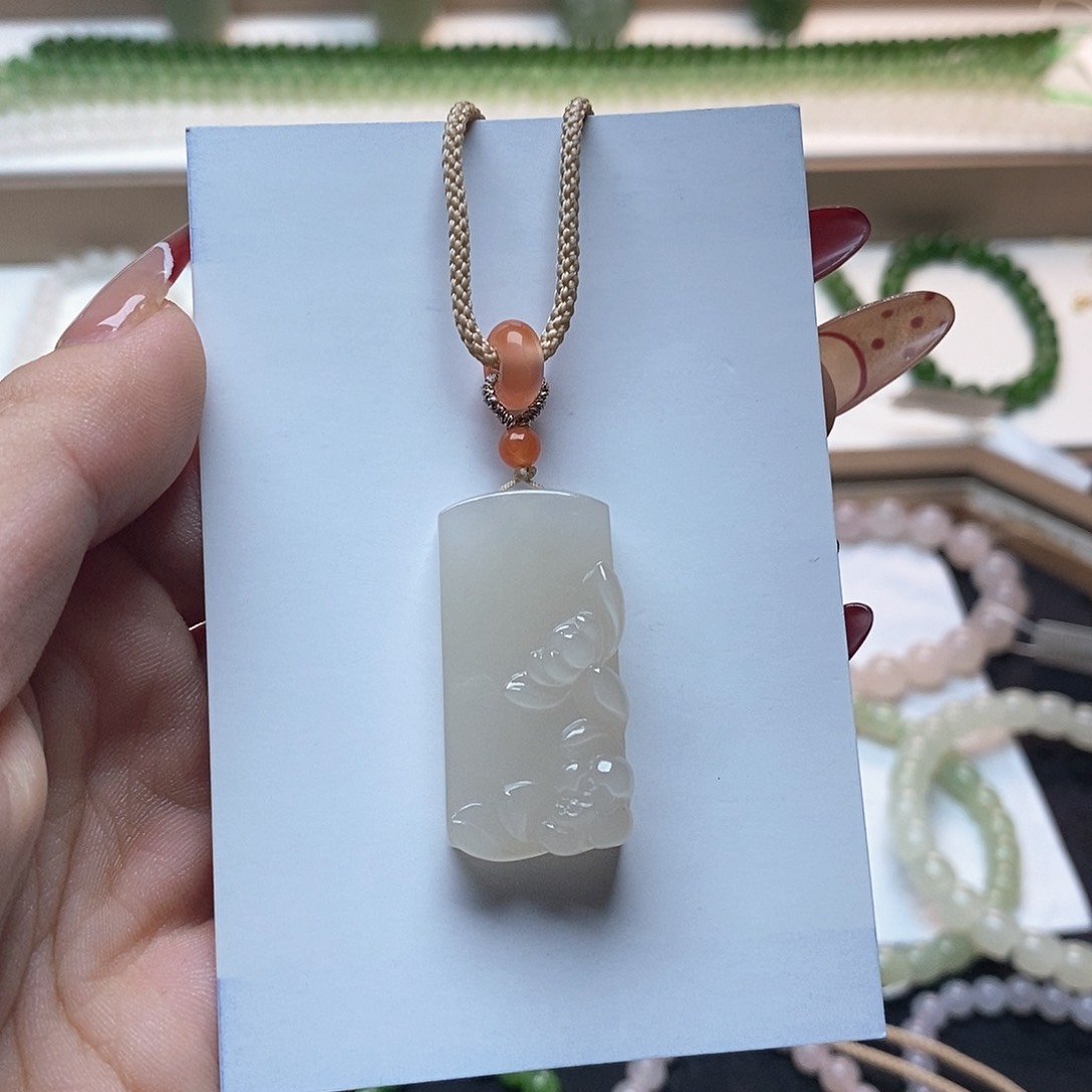 和田玉颈饰未镶嵌冰藕粉荷花牌