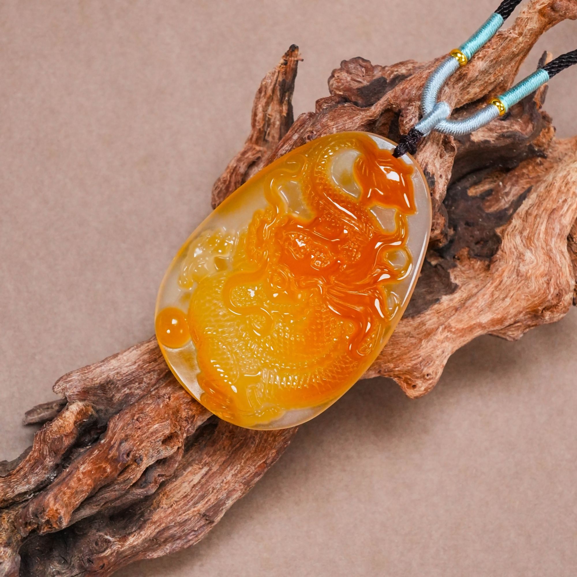 Y-778 天然玉髓焦糖色蛋型龙牌 多样性发其一