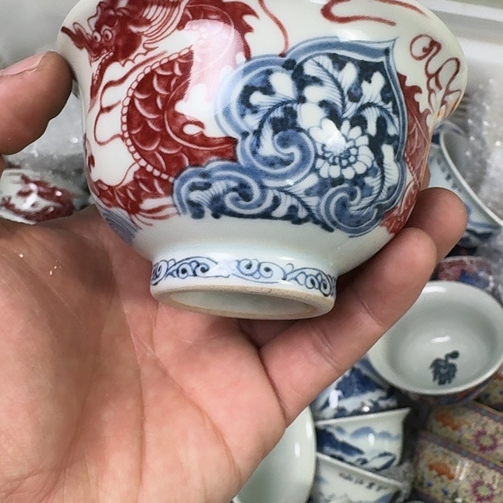 瓷片釉里红如意穿花龙大压手