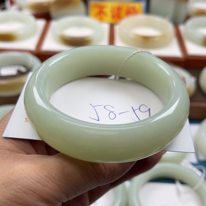 和田玉手镯未镶嵌卿