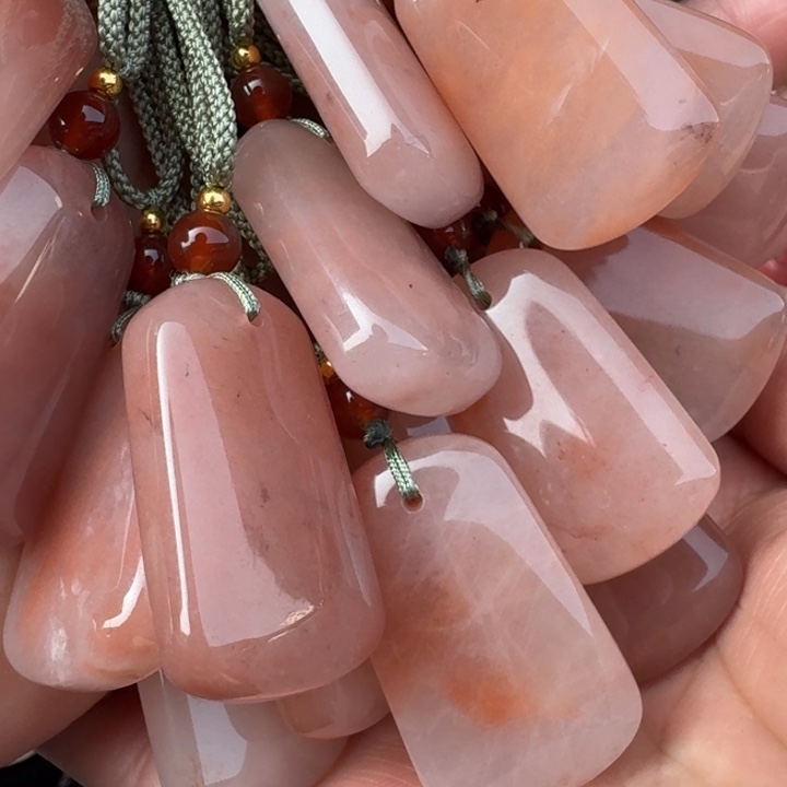 石英质玉颈饰未镶嵌桃花酿