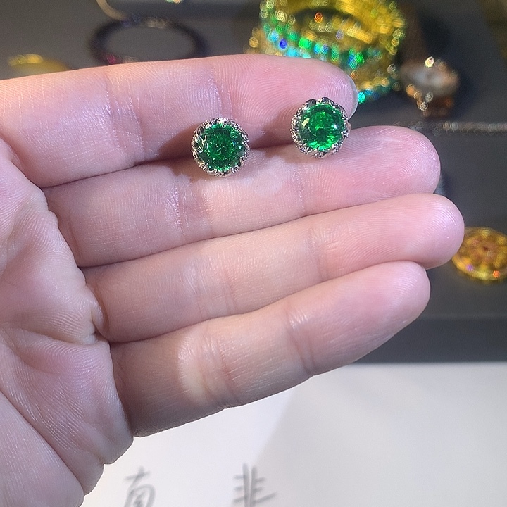 非金属05耳钉。       