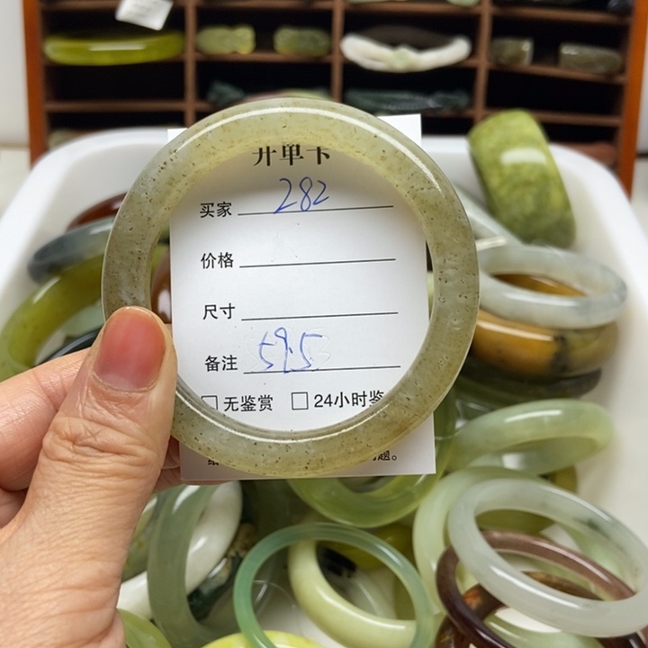 蛇纹石玉未镶嵌手镯