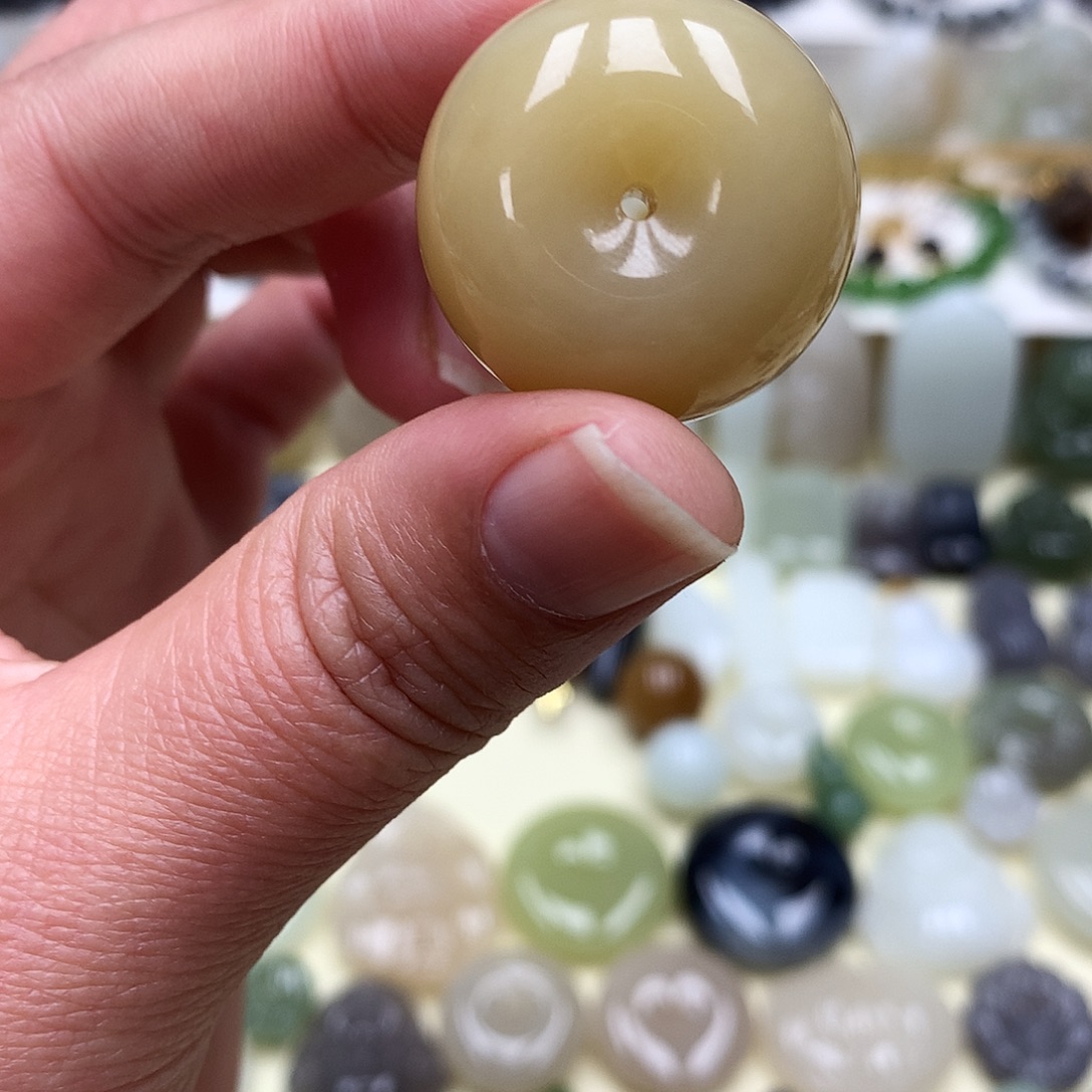 步****和田玉未镶嵌颈饰