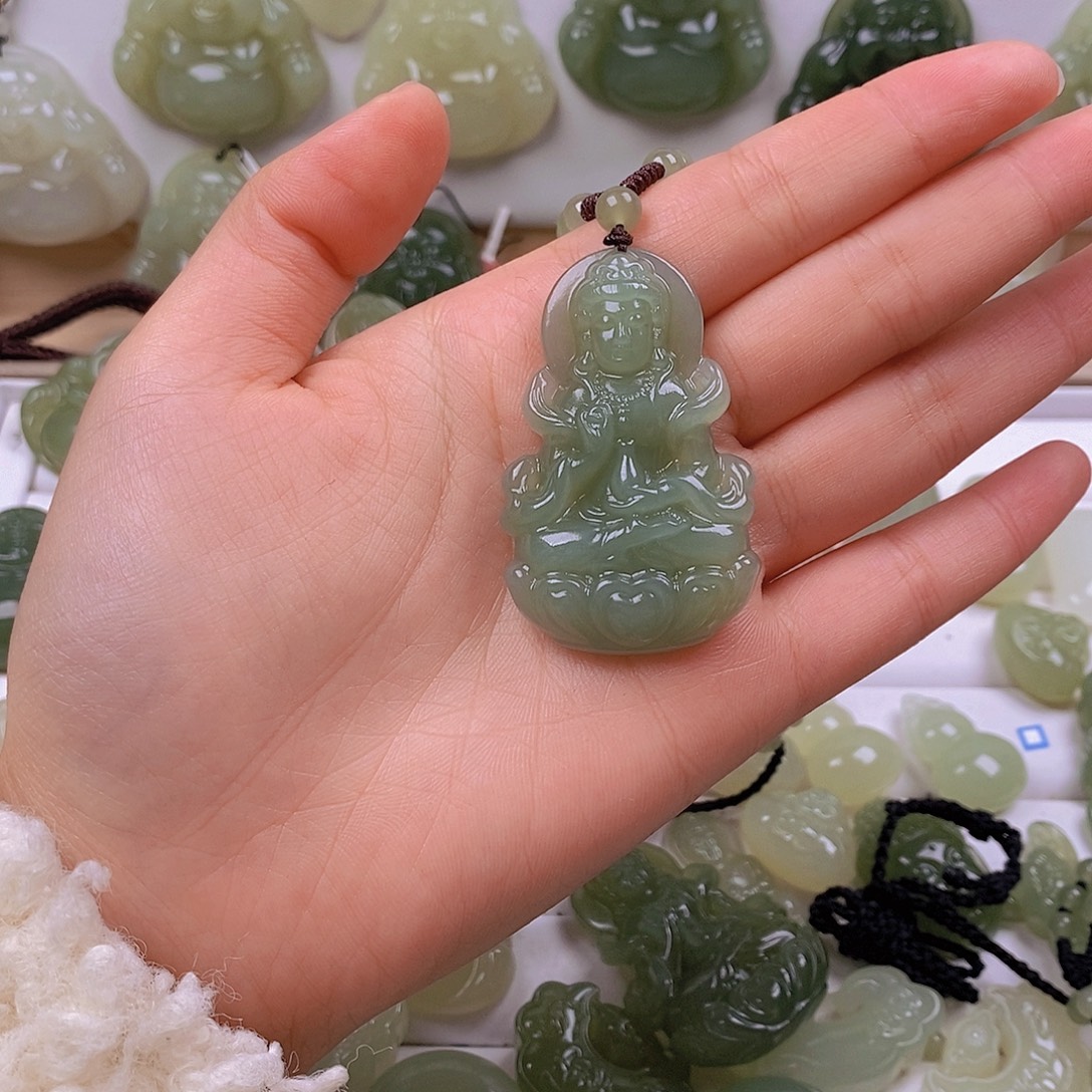 一***貂和田玉未镶嵌颈饰