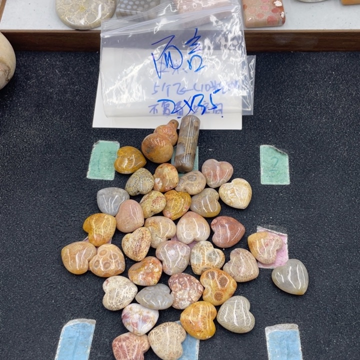 而***言硅化珊瑚（珊瑚玉）合金颈饰