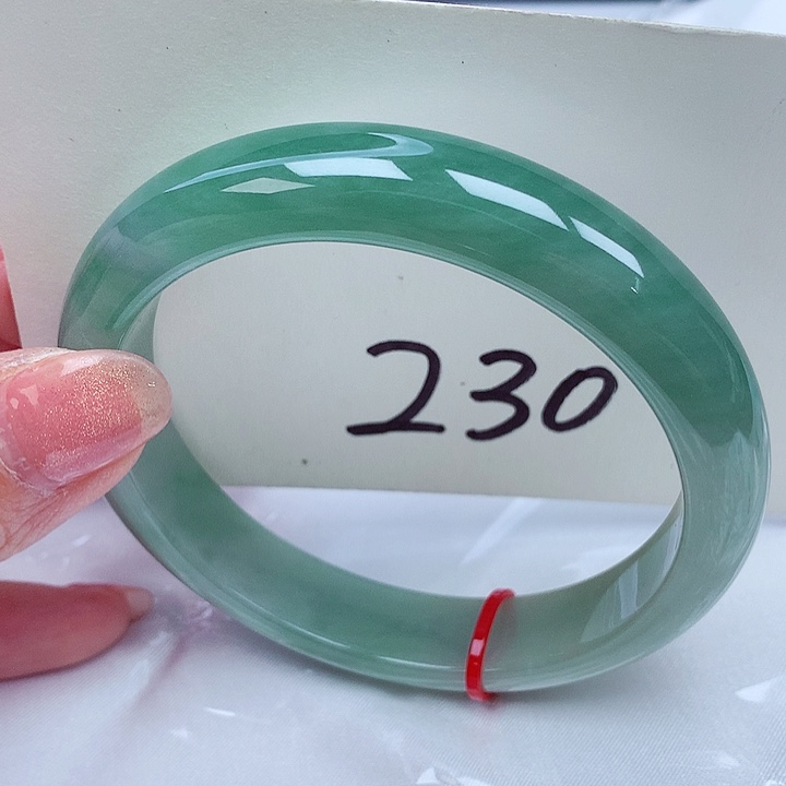 翡翠手镯未镶嵌翡翠