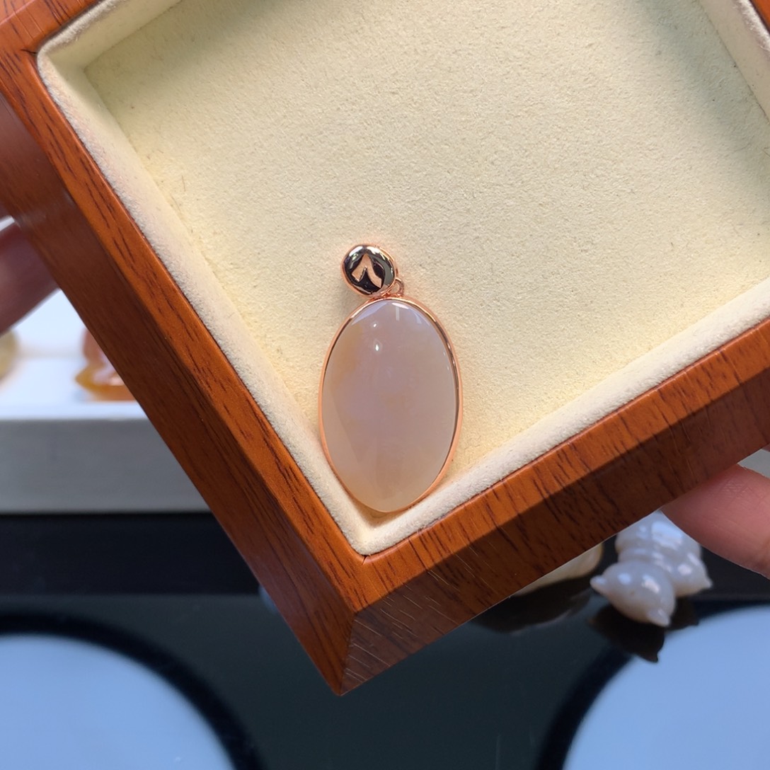 硅化珊瑚（珊瑚玉）颈饰合金