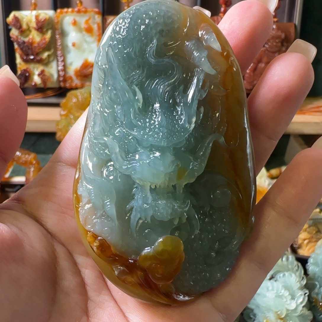 王***霞未镶嵌岫玉颈饰龙