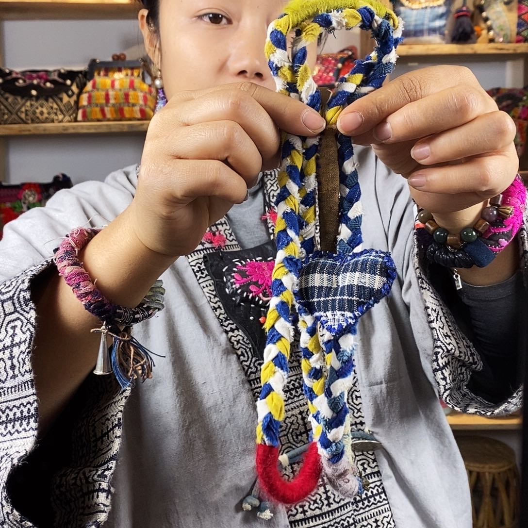 织绣手工制作工艺手机绳