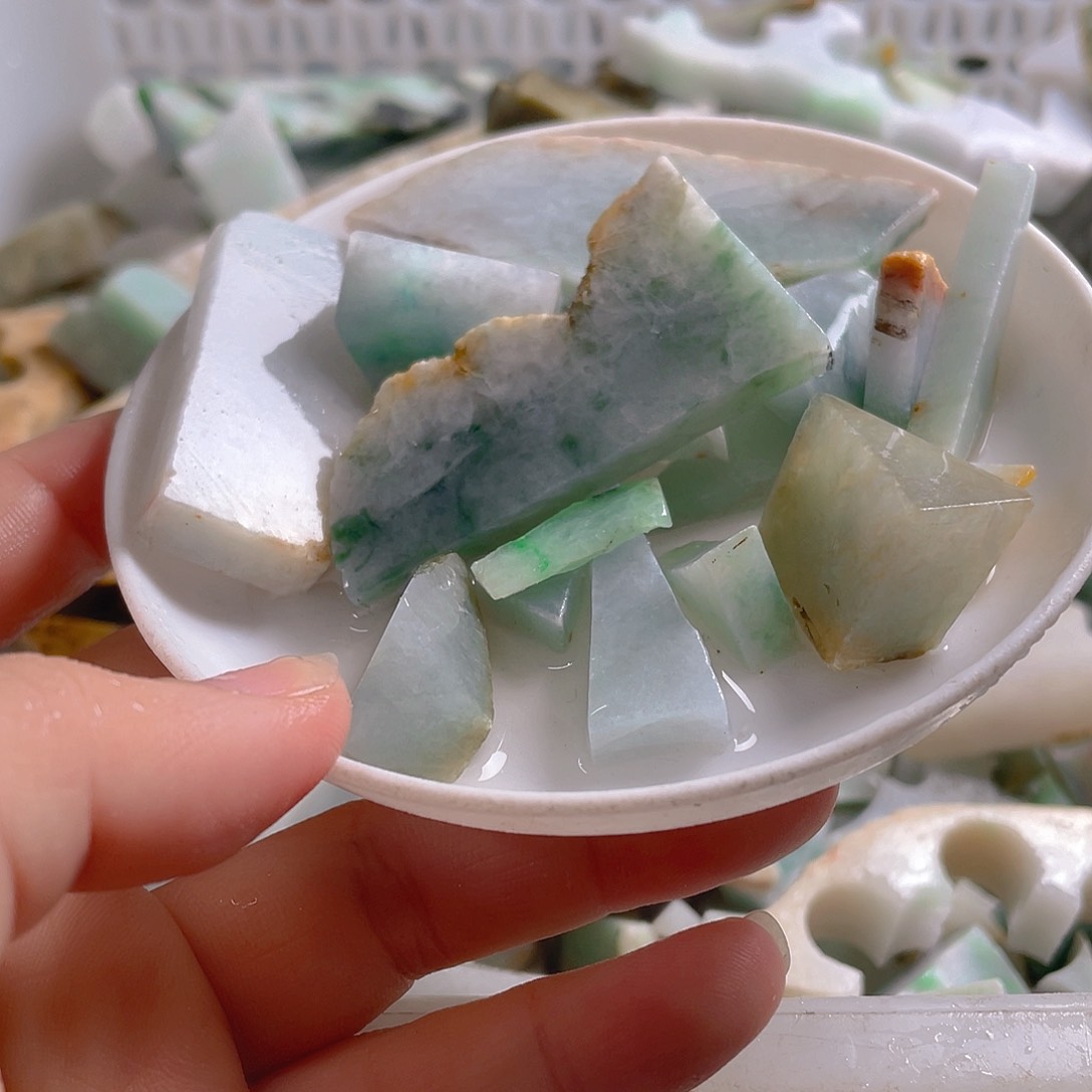 颈饰未镶嵌翡翠。