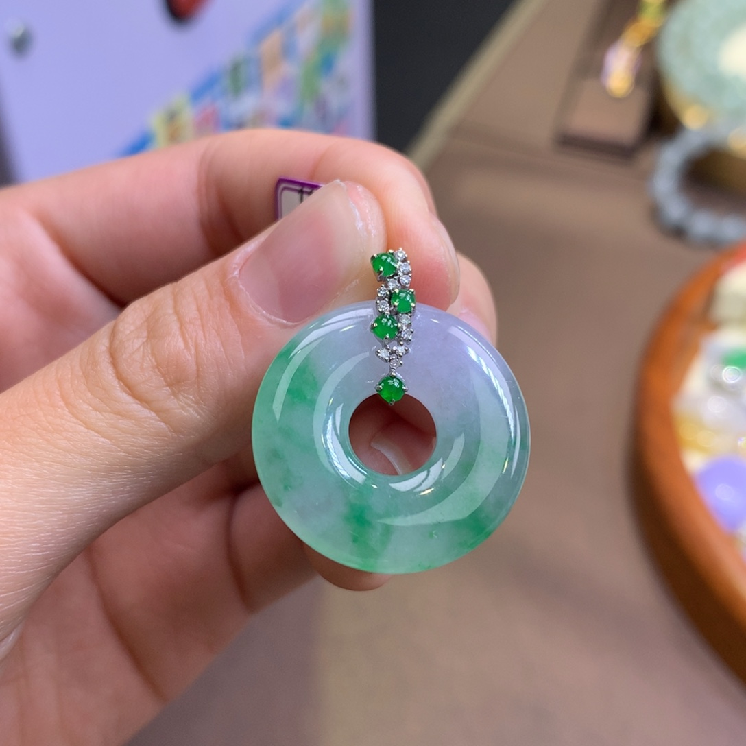 翡翠18K金镶嵌颈饰翡翠