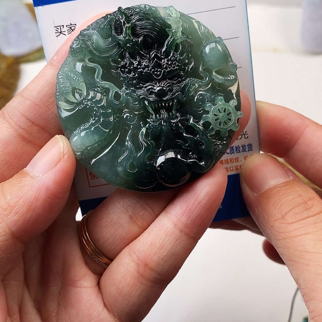 翡翠未镶嵌颈饰龙