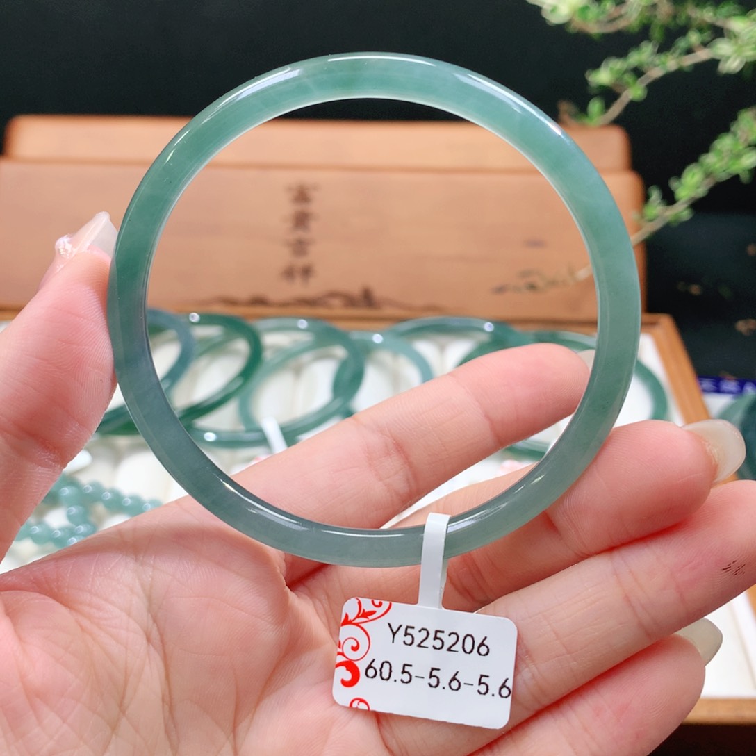 翡翠手镯未镶嵌天然