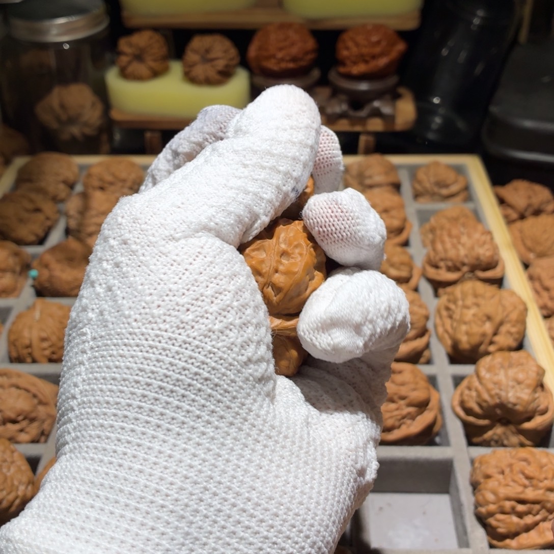 人***.文玩核桃吊坠山地娃