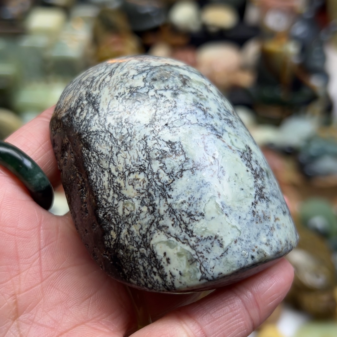 岫岩河磨玉（透闪石质玉）未镶嵌颈饰河磨玉段树林富甲有皮坑