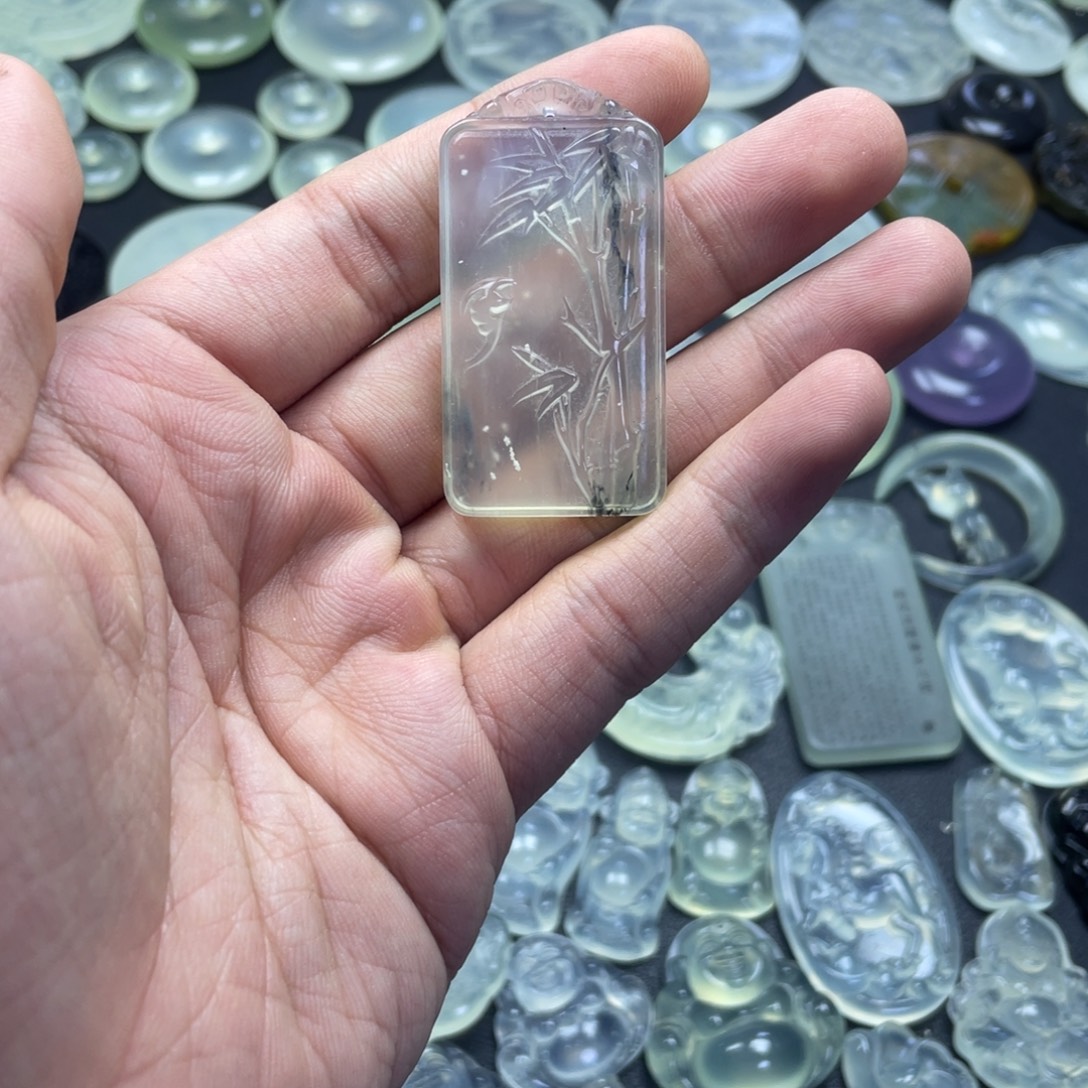 岫玉未镶嵌颈饰竹牌