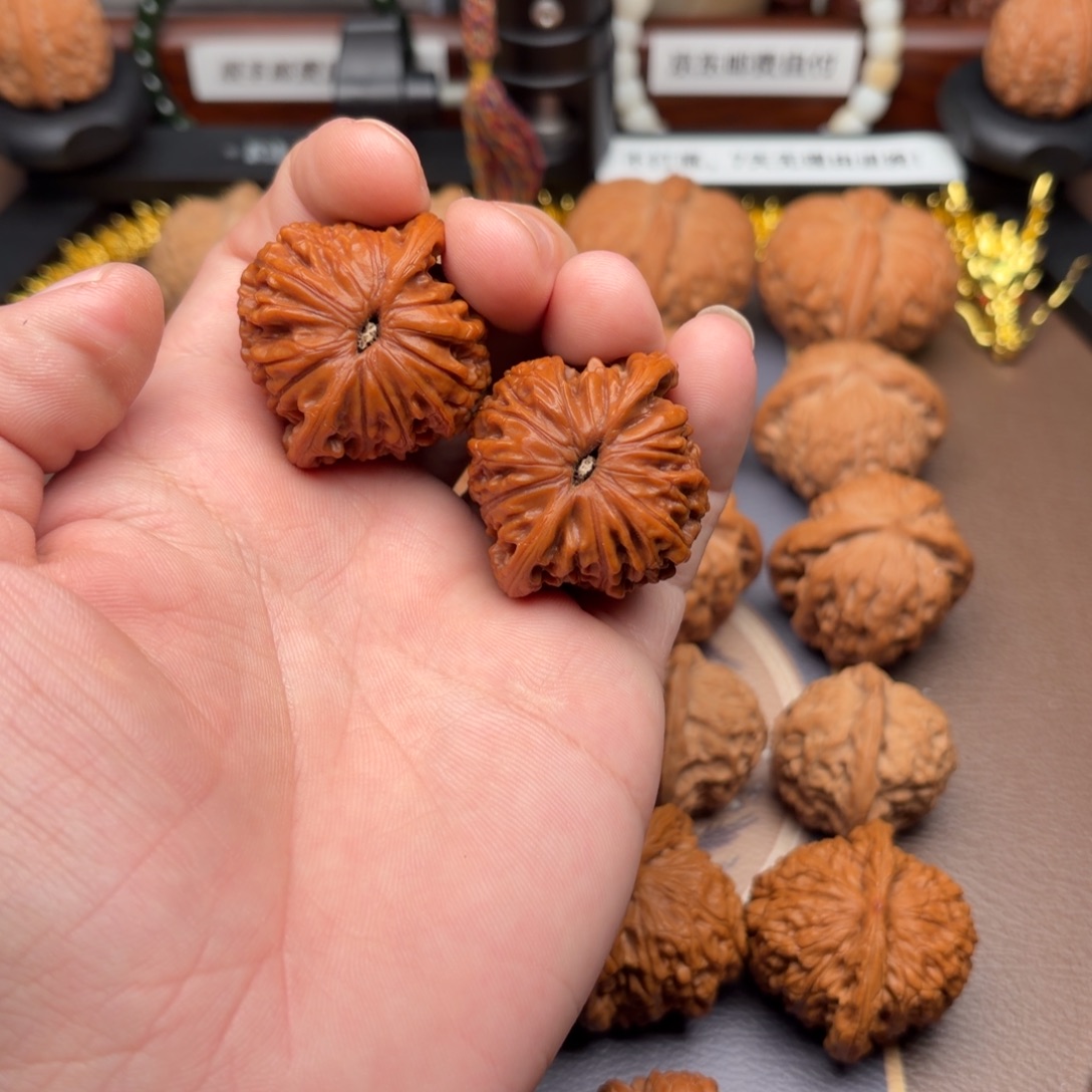 軕***川文玩核桃把件磨盘狮子头