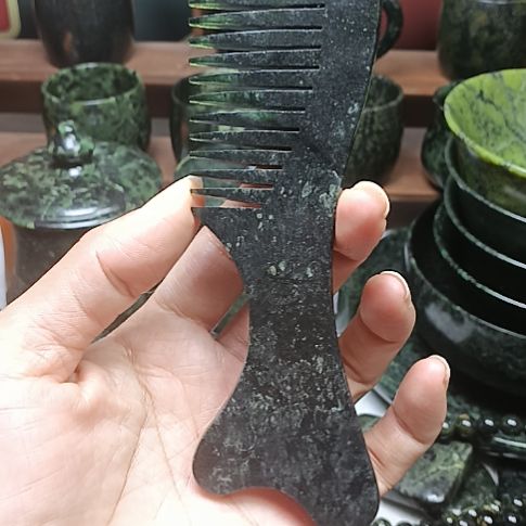 蛇纹石玉未镶嵌梳子