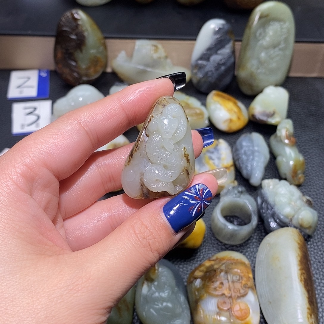 用***7和田玉未镶嵌颈饰