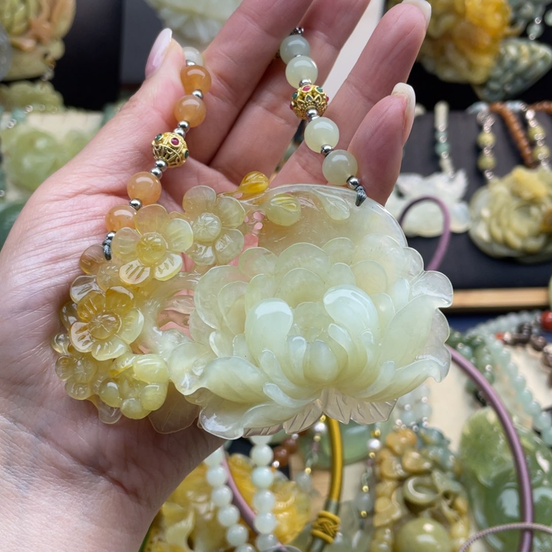 蛇纹石玉颈饰未镶嵌