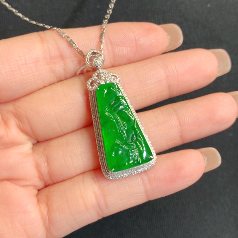 【闪购商品】颈饰18K金镶嵌翡翠山水牌