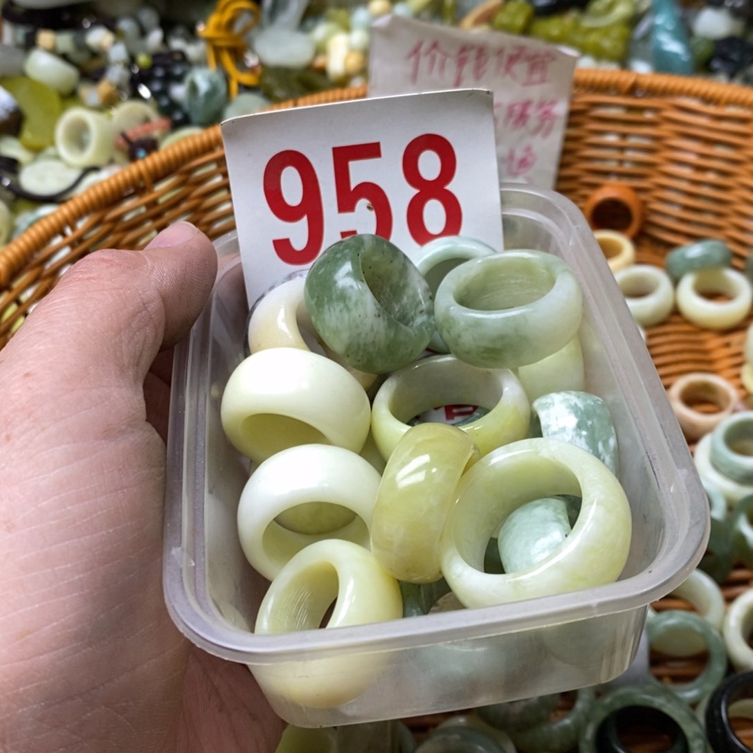 蛇纹石玉挂坠未镶嵌