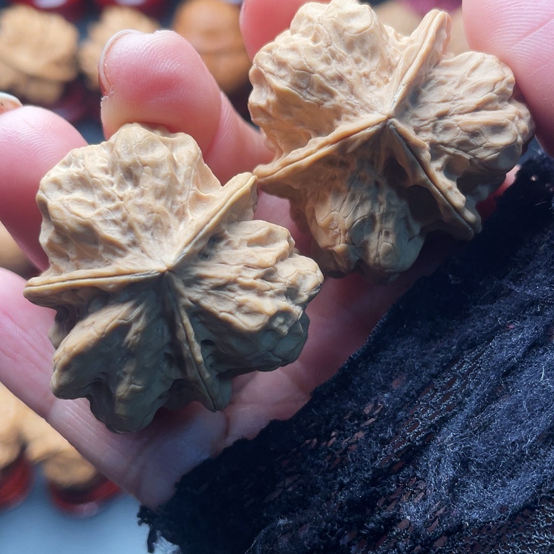 文玩核桃吊坠金尊三