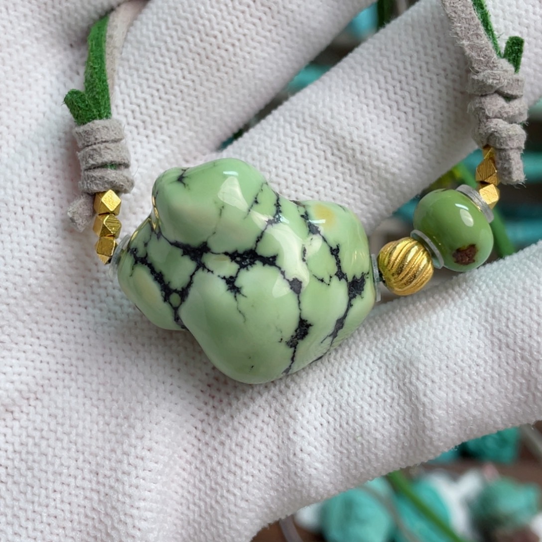 何***荣绿松石未镶嵌昭意菜籽黄锁骨链