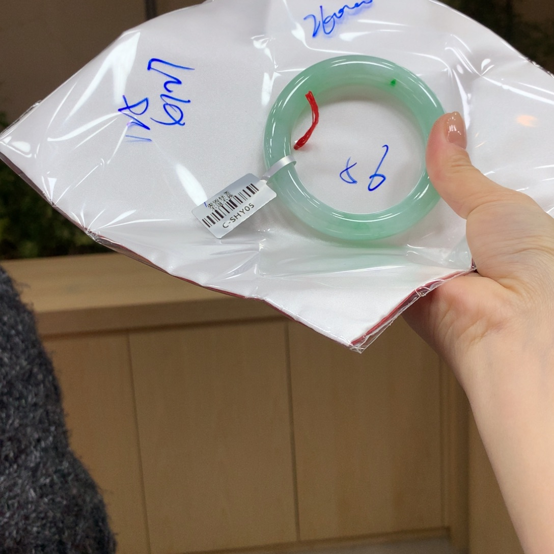 翡翠手镯未镶嵌不退不换