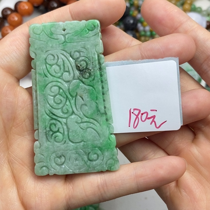 颈饰未镶嵌翡翠倪*