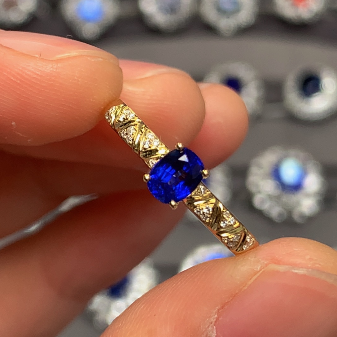 蓝宝石戒指18K金镶嵌