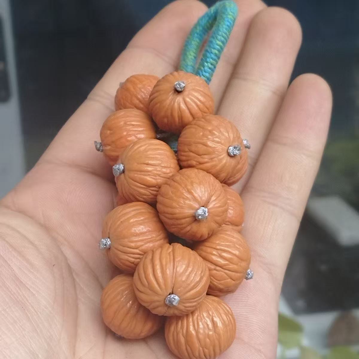 HT-004猴头核桃招财葡萄串硕果累累