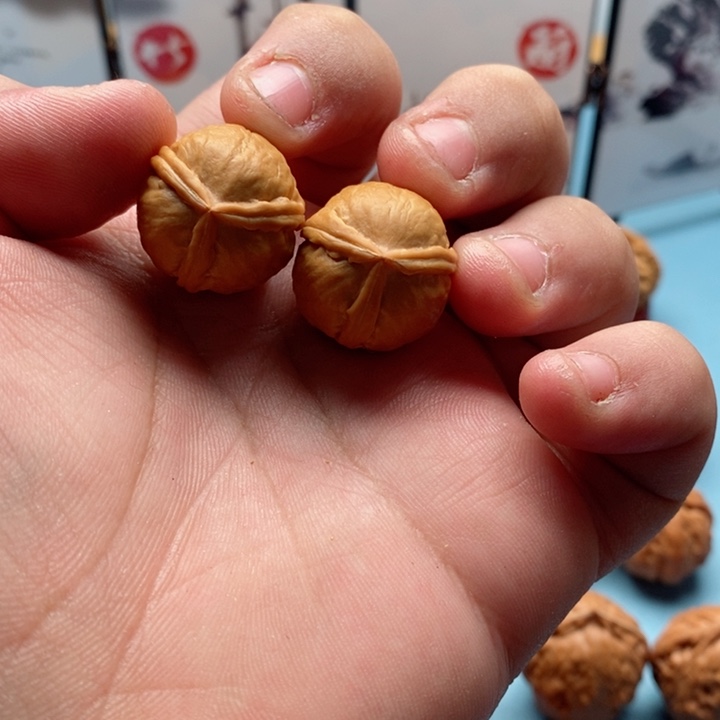 文玩核桃把件三棱龙珠