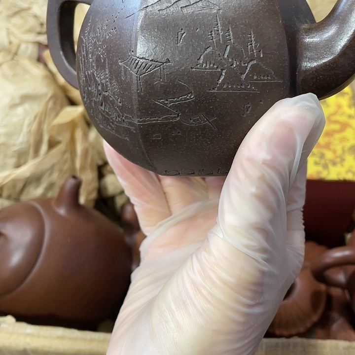 紫砂茶壶原矿泥料，手工制作的一把紫砂壶。