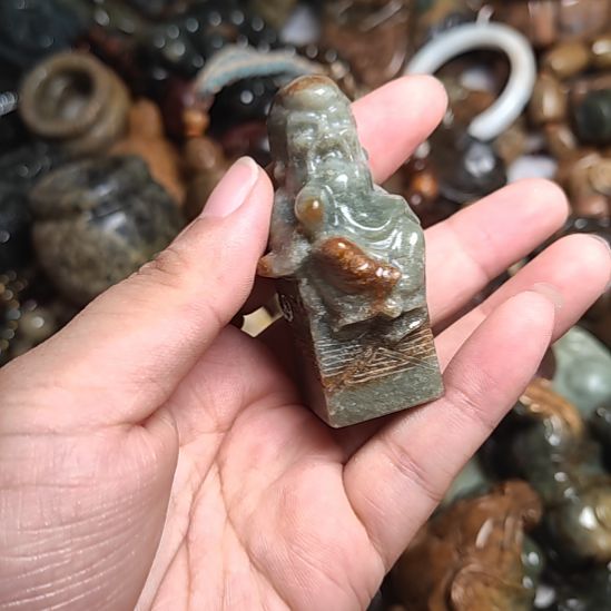 未镶嵌岫岩河磨玉（透闪石质玉）挂件