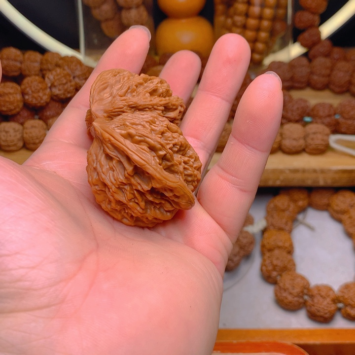 文玩核桃吊坠虎头