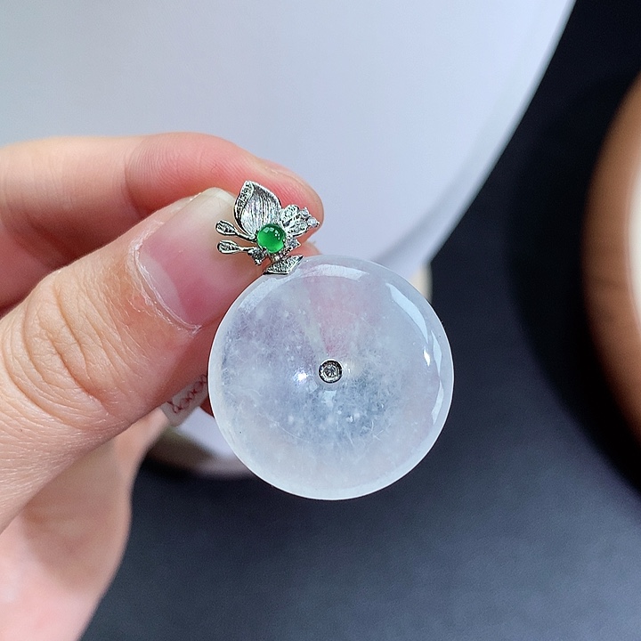 翡翠18K金镶嵌颈饰平安扣