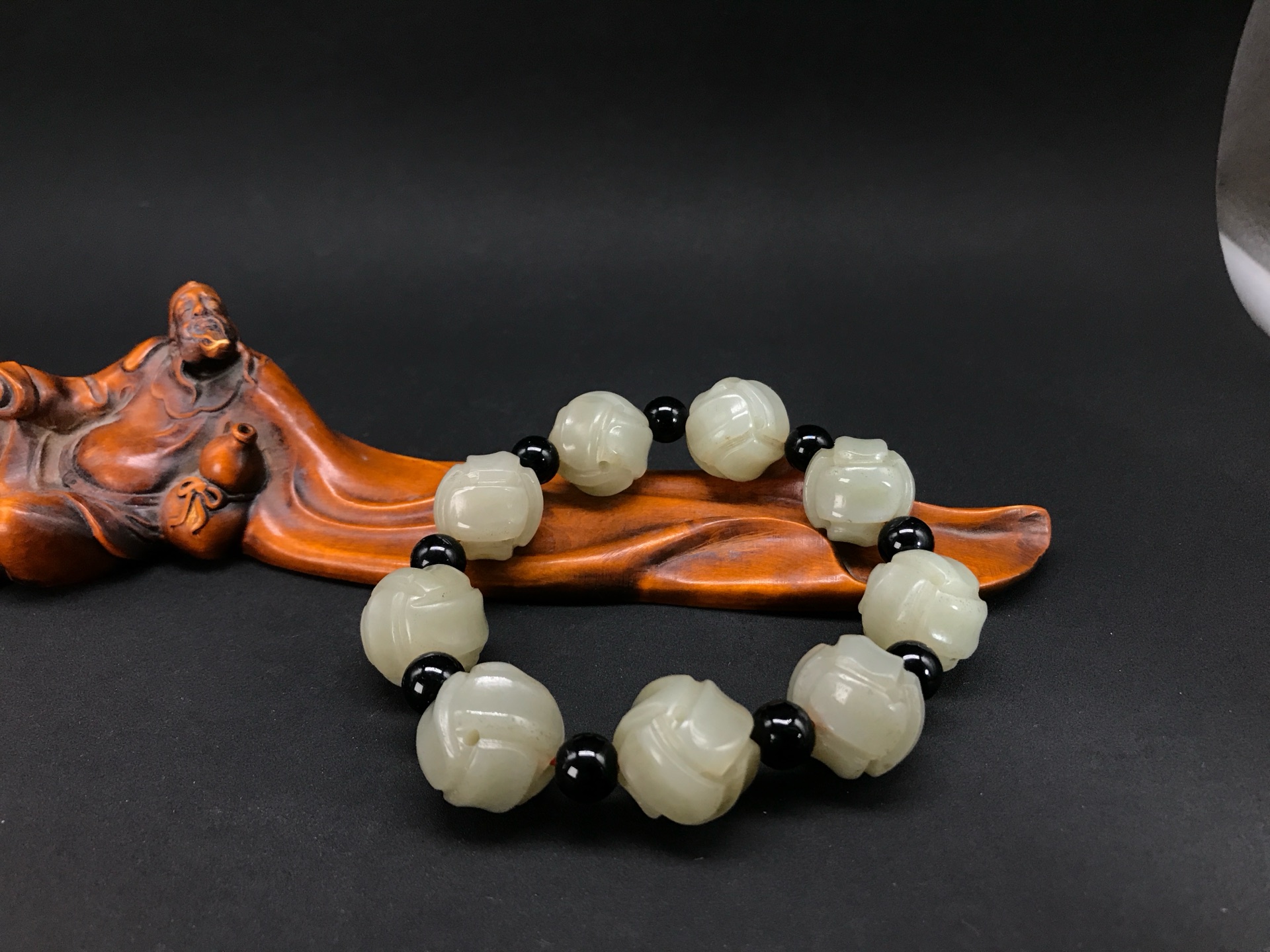 和田玉路路通手串