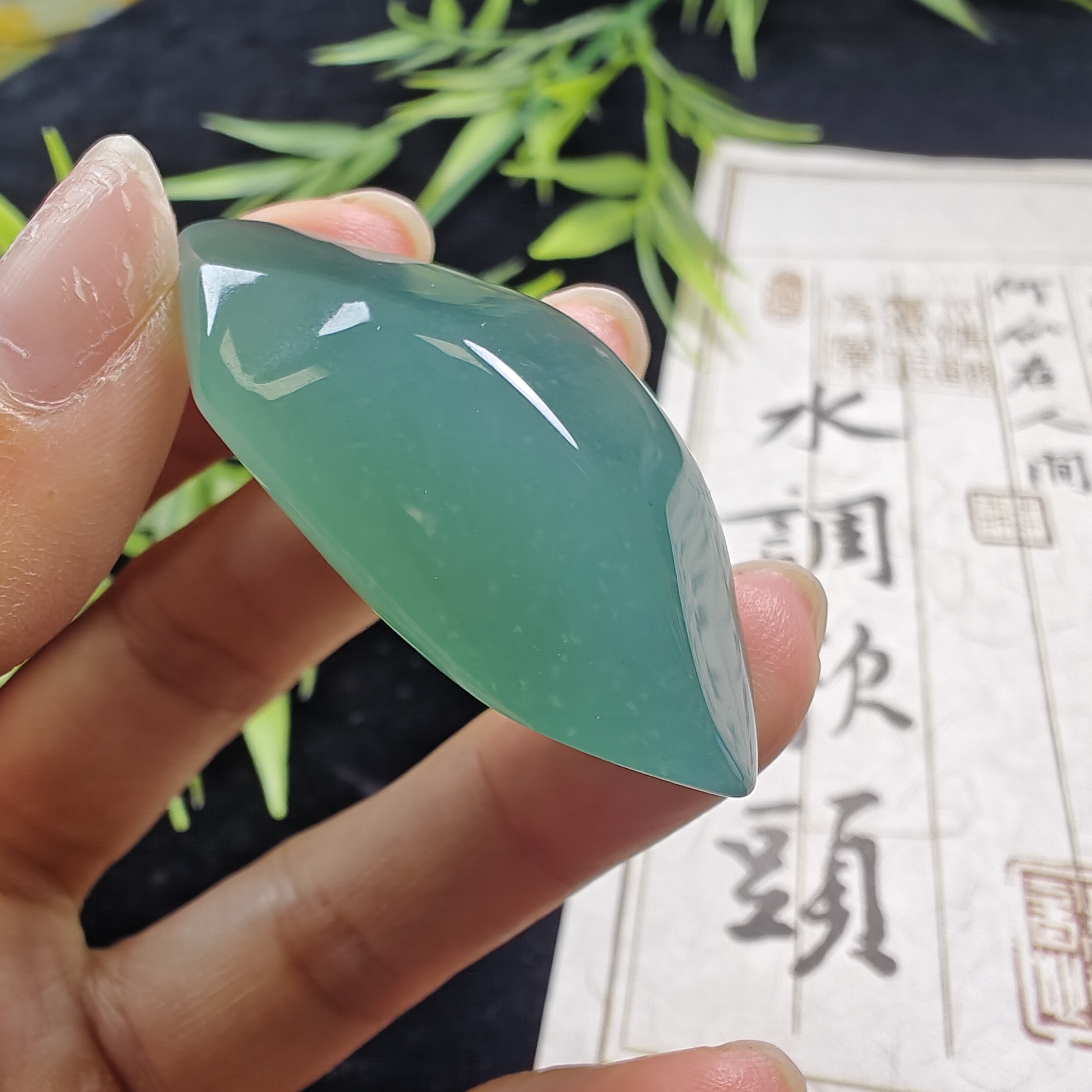 天然a货翡翠，蓝水，可做人物山水福瓜，单材料。尺寸48.8*17*15