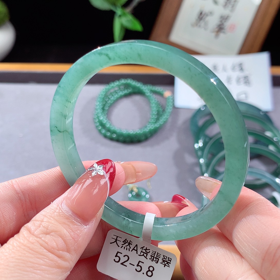 翡翠手镯（圆镯）未镶嵌