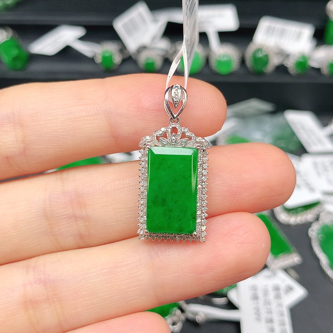 翡翠18K金镶嵌颈饰平安牌