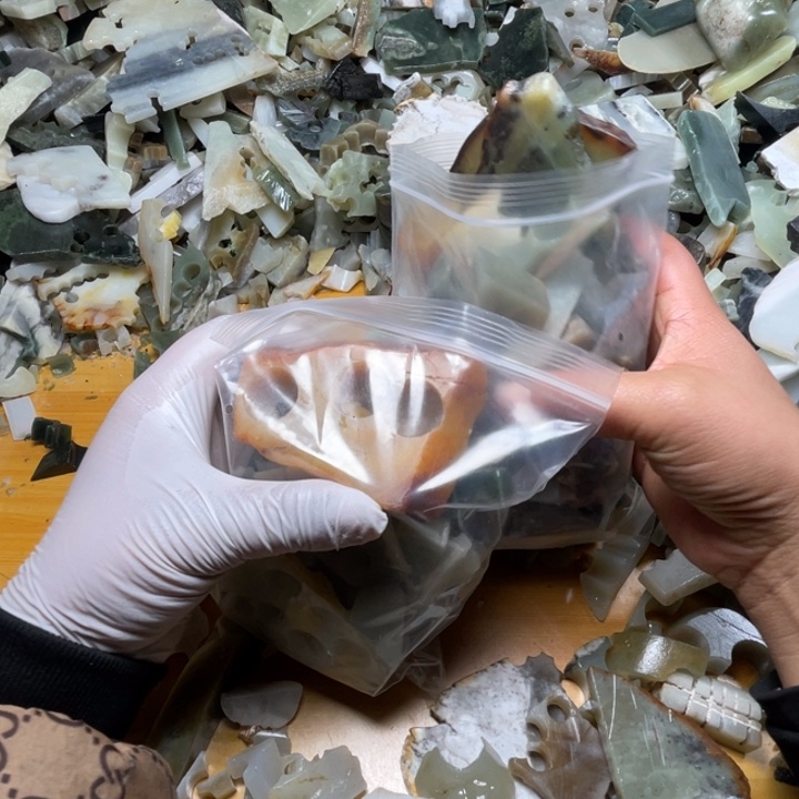 S***y和田玉未镶嵌珠宝半成品