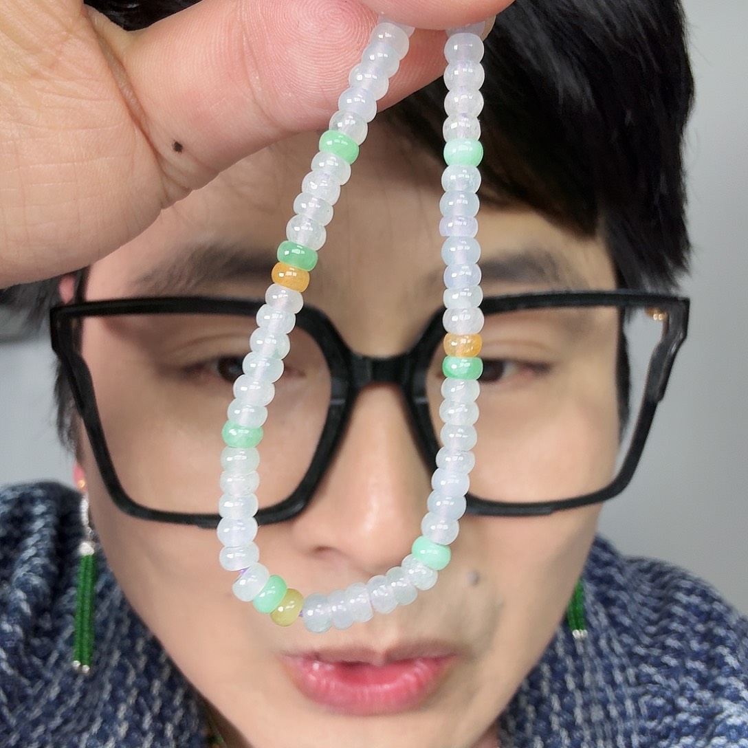 翡翠未镶嵌颈饰一件