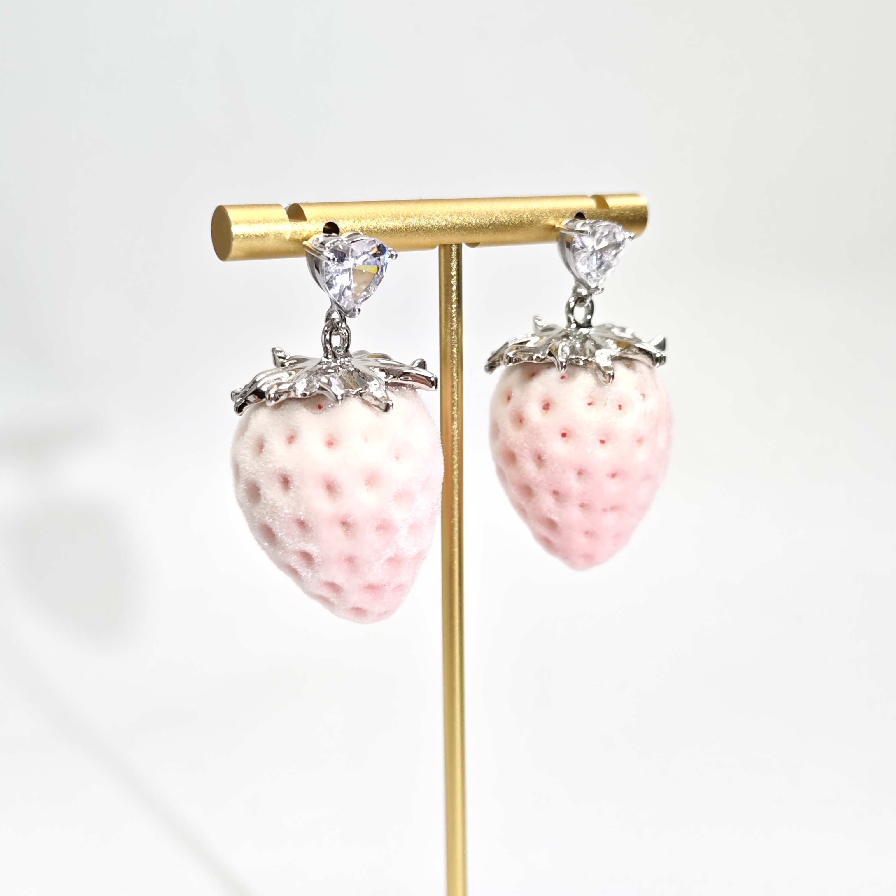 铜合金布艺耳饰 08438甜酷可爱设计感植绒粉草莓耳环