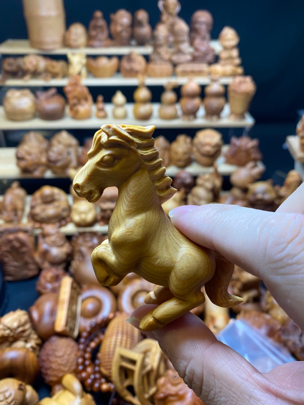 崖柏木雕 登山马  步步高升