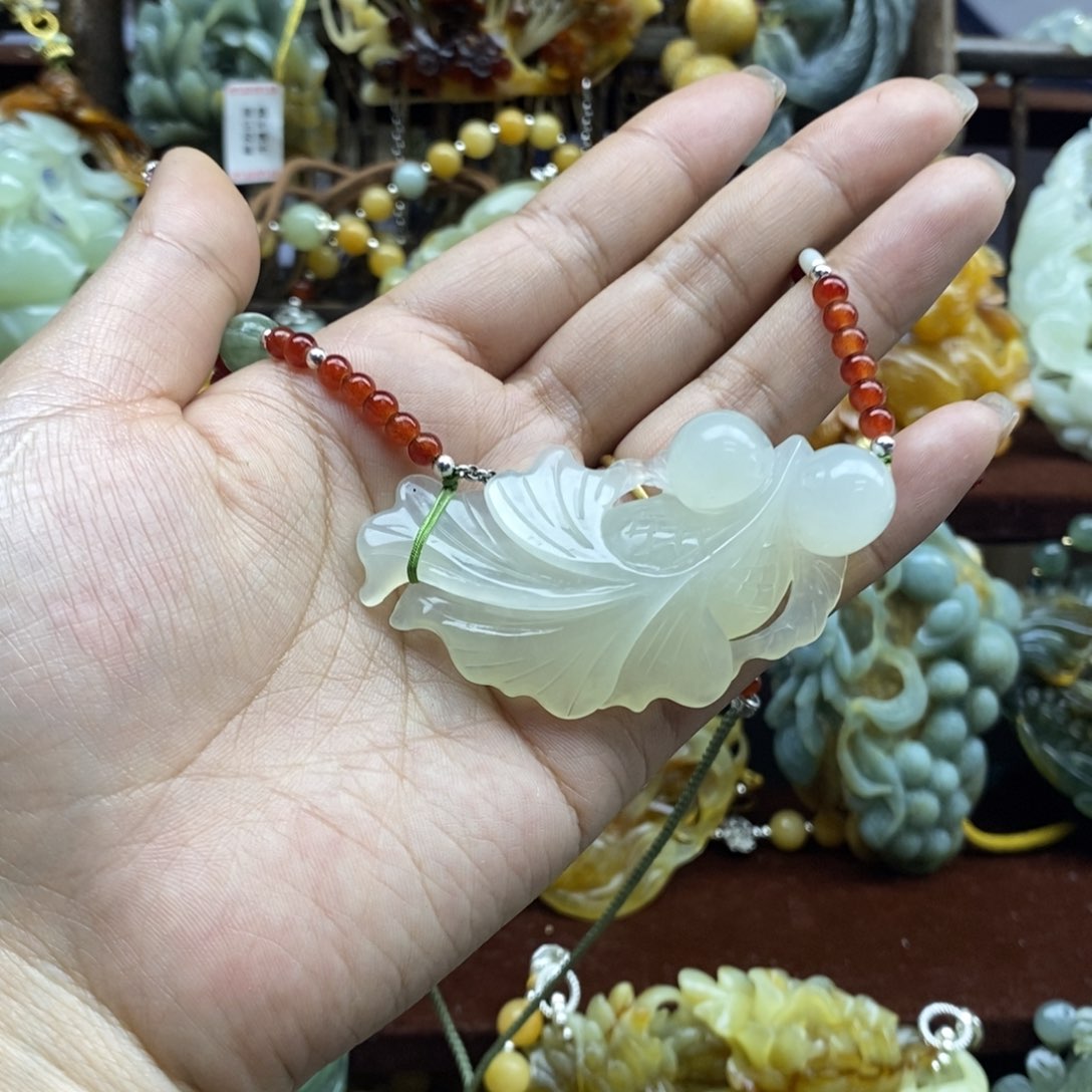 蛇纹石玉颈饰未镶嵌