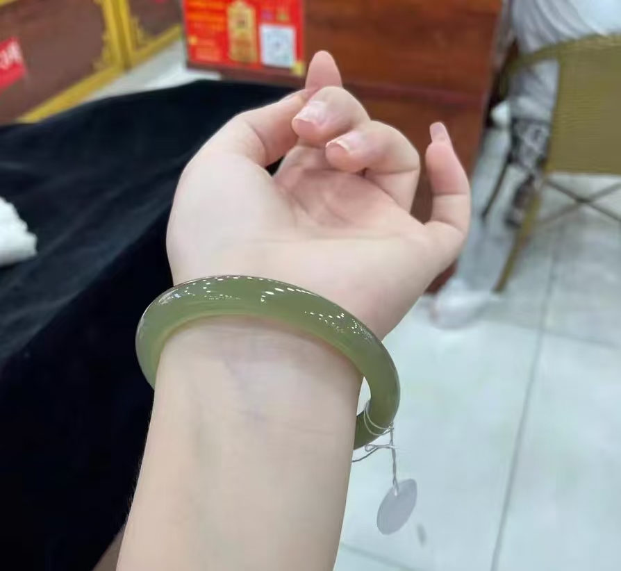 和田玉湖水绿正圈手镯